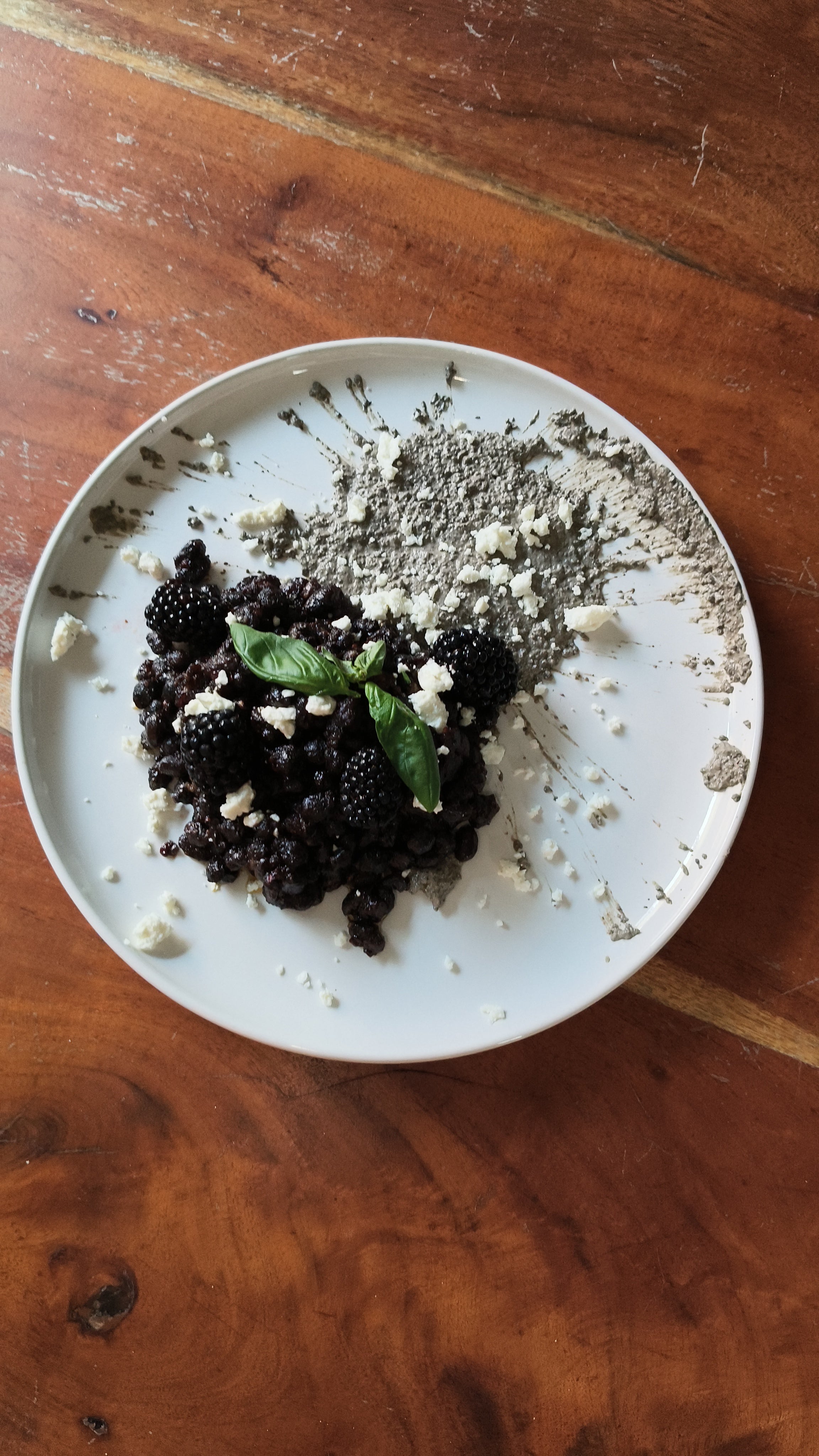 Bordje bramen met zwarte kikkererwten en zwarte bonen met verkruimelde kaas en basilicumblaadjes op een prive diner van that chef