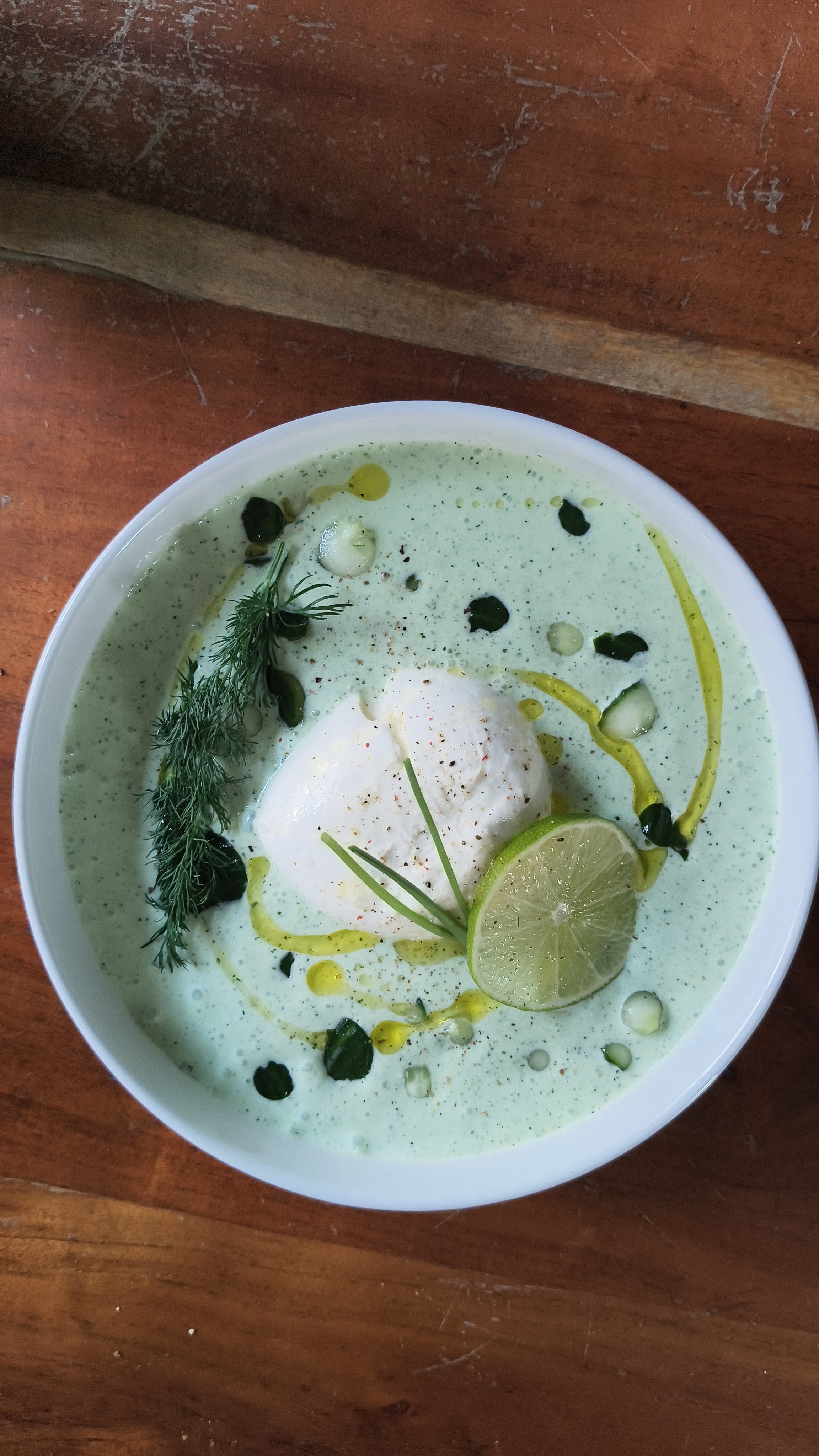 Kom soep met mozarella en garnituur op een houten ondergrond van that chef home diner