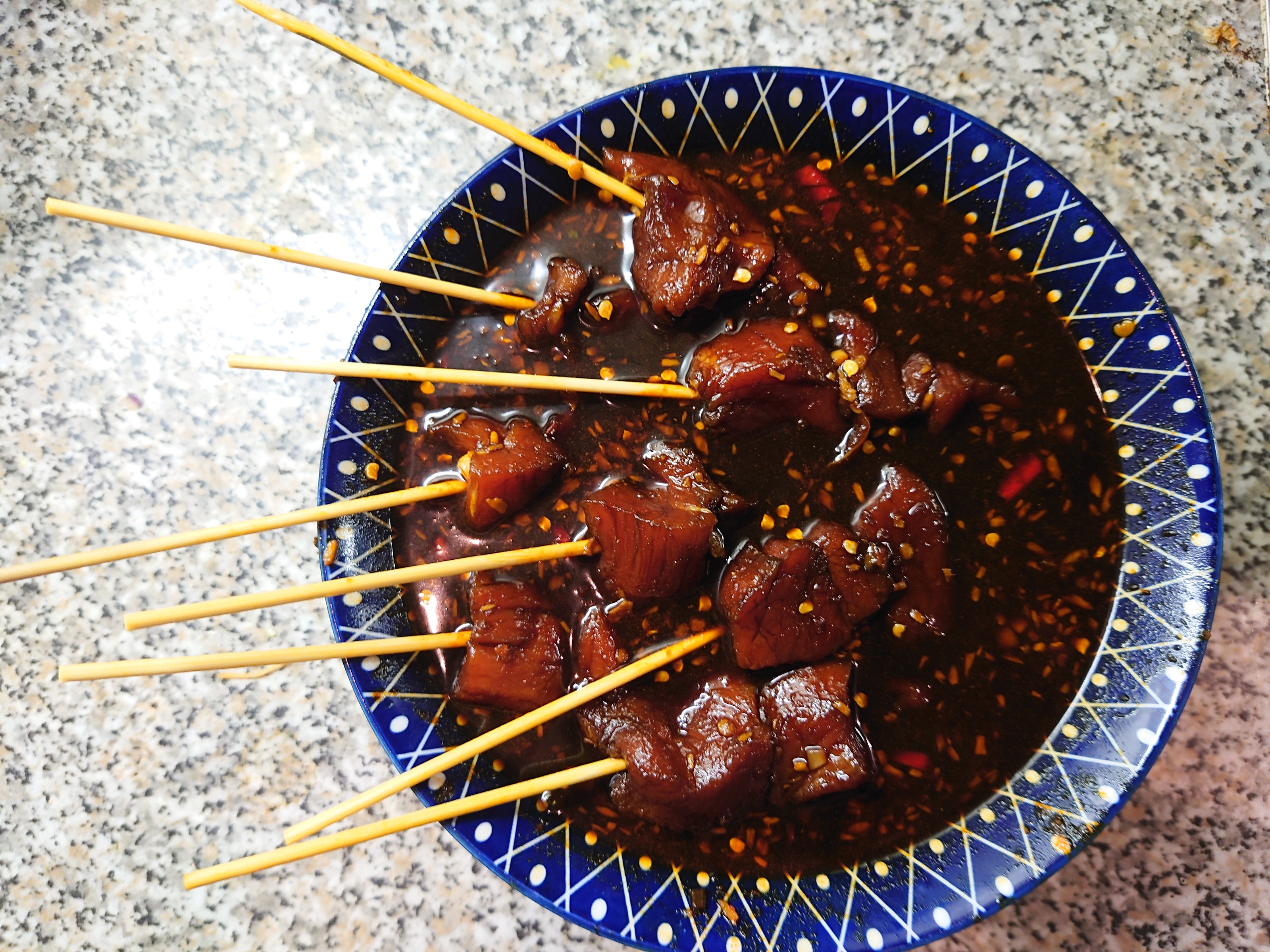 kip sate in marinade voor een bbq prive diner met that chef