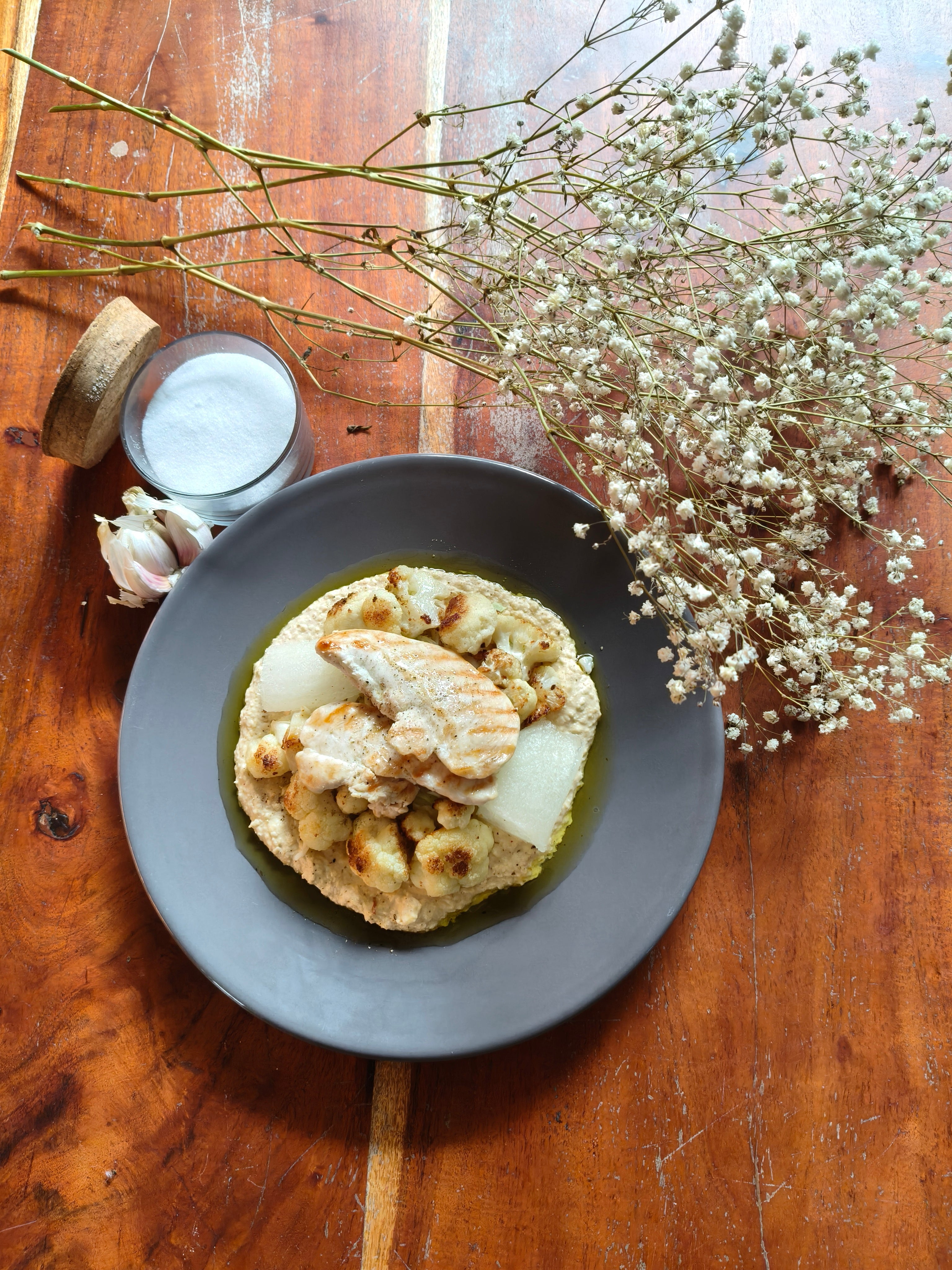 gegrilde kip met knoflook opgemaakt voor een private dining op locatie van that chef