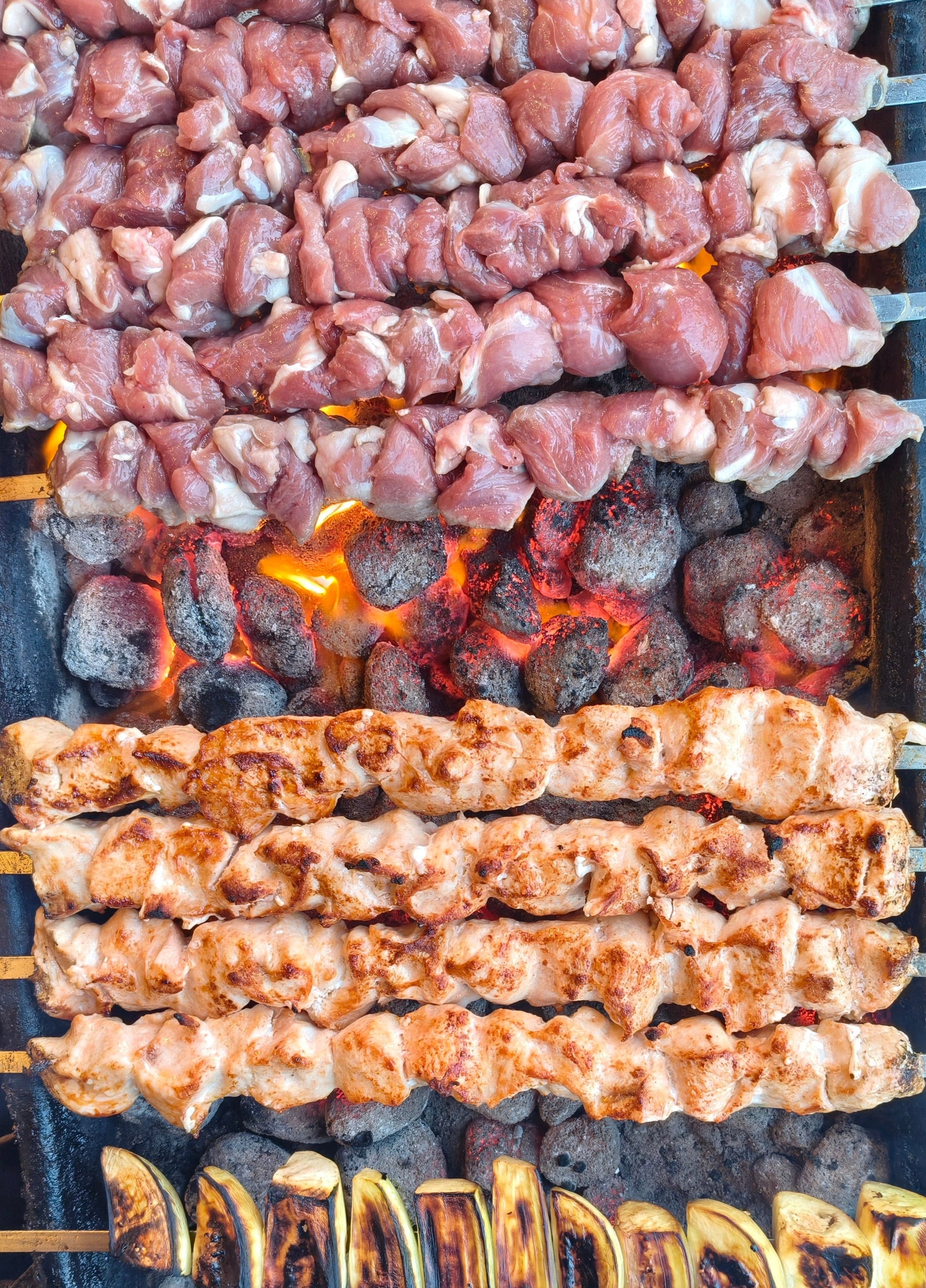 
Spiesjes met vlees en groenten worden boven een open vuur gegrild door that chef thuis kok en prive chef.