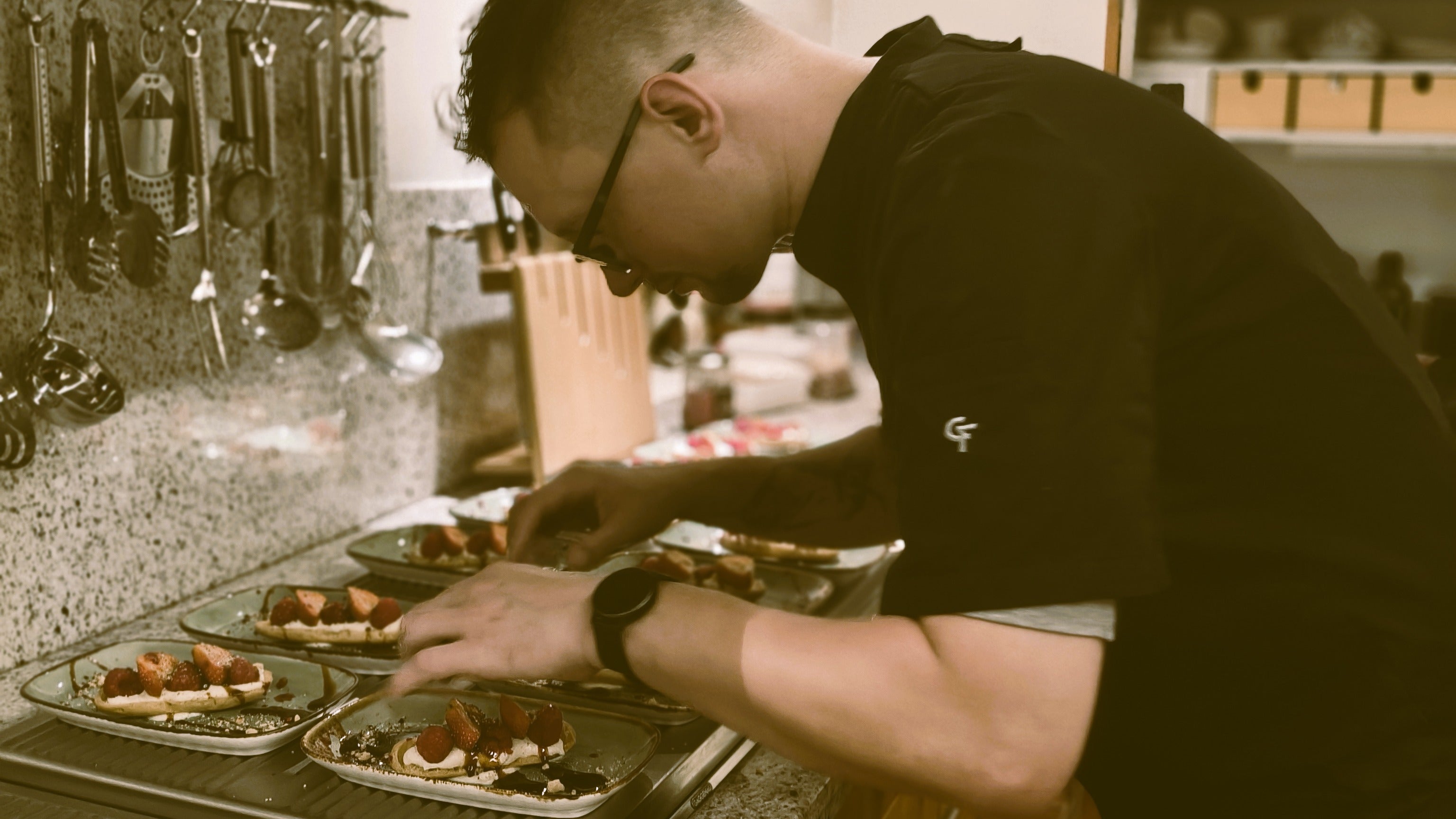that chef bij aan huis een dessert aan het maken. Prive kok aan huis luxe zonder de deur uit te gaan.